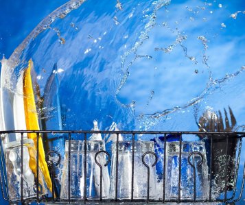 Co je udržitelnější: mýt nádobí ručně, nebo používat myčku?